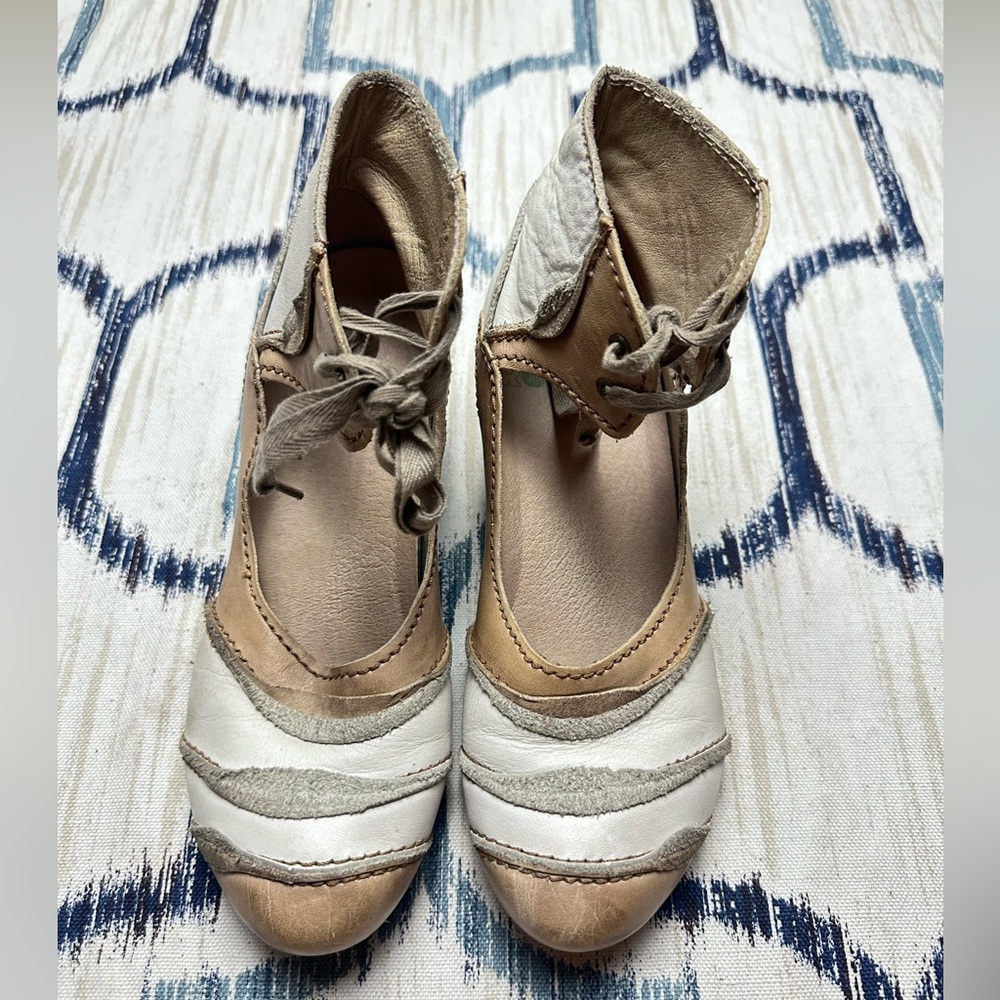 Rovers Stylish Women's Tan and Cream Shoes